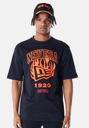 New Era NE FLAG FLAME  - T-shirt con stampa - schwarz