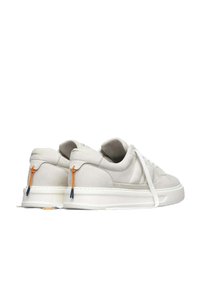 Sneakers in suede grigio con suole in gomma bianca, con dettagli arancioni e blu sul retro e chiusura tradizionale con lacci sul davanti.