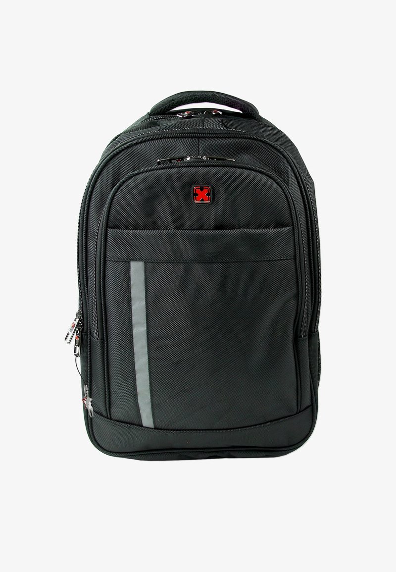 Sac à dos noir en tissu texturé, avec un logo rouge, des accents de fermeture éclair argentés et une bande réfléchissante sur la poche avant.