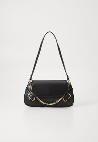 Černá kožená kabelka s geometrickým designem, vybavená řetízkovým akcentem, nastavitelným popruhem a hladkou texturou. Detaily v zlatém tónu kovových prvků.