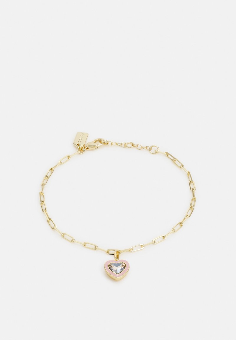 Bracelet délicat en chaîne d'or avec des maillons ovales interconnectés et un petit charme rose en forme de cœur tenant une pierre précieuse transparente.