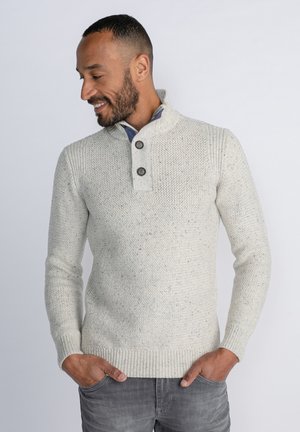 Pull en tricot gris clair avec une finition texturée, doté d'un col montant, de deux boutons et de poignets et d'un ourlet côtelés.