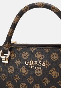 Guess EVELUNE GIRLFRIEND SATCHEL - Geantă de mână - mocha