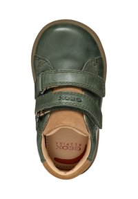 Sneaker verde in pelle con due cinturini regolabili in Velcro, accenti in suede beige, collo imbottito e soletta cucita. Logo GEOFx presente.