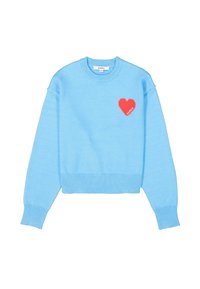 Hellblau gestrickter Pullover mit geripptem Saum und Bündchen, mit einem roten Herz-Patch auf der linken Brust, das den Text "CAGI" trägt.