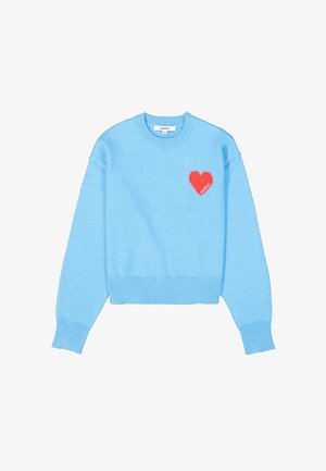 Hellblau gestrickter Pullover mit geripptem Saum und Bündchen, mit einem roten Herz-Patch auf der linken Brust, das den Text "CAGI" trägt.