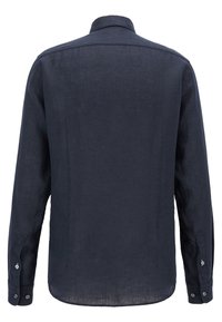 Tmavě modrá košile s dlouhými rukávy a manžetami na knoflíky, rovný lem, viditel seams přes ramena, zobrazená zezadu na bílém pozadí.