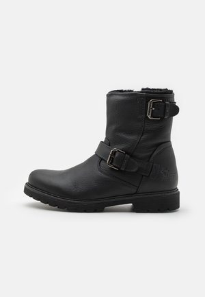 Zwarte leren enkellaarsjes met een gestructureerde afwerking, voorzien van een gespstrap en een stevige rubberen zool. Voering van zacht materiaal voor extra comfort.