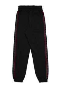 Pantaloni della tuta neri con vita e polsini a coste. Presentano una striscia laterale rossa e un motivo nero strutturato lungo i lati.