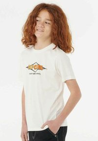 Weißes Baumwoll-T-Shirt mit kurzen Ärmeln und rundem Halsausschnitt. Auf der Vorderseite ist ein farbenfrohes "Rip Curl"-Logo zu sehen. Sauberes, schlichtes Design.