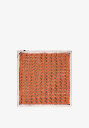 Foulard in seta con un intricato motivo ripetitivo arancione, con accenti dorati e neri, bordato da un bordo decorativo nero.