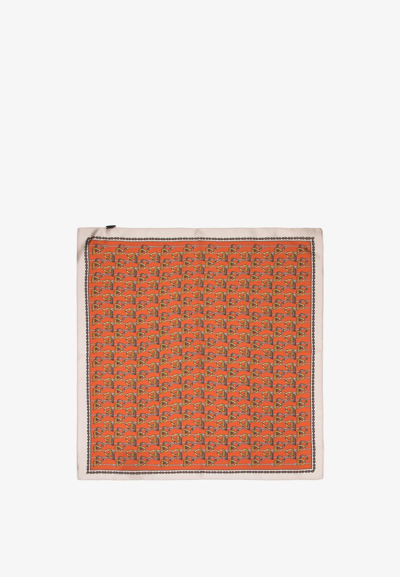 Écharpe en soie présentant un motif répétitif complexe en orange, avec des accents dorés et noirs, bordée d'un contour décoratif noir.