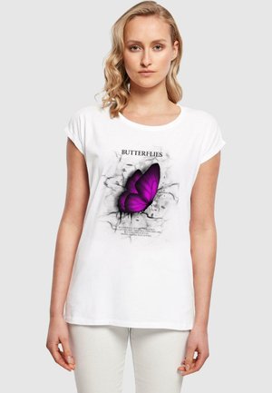 Weißes Baumwoll-T-Shirt mit einem großen lila Schmetterlingsmotiv, begleitet von schwarzem Text über und unter dem Design. Kurzarm.