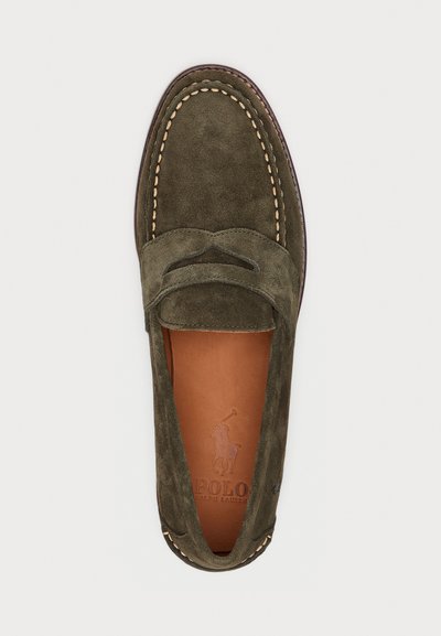 Παπούτσι slip-on από σουέντ σε ελαιί πράσινο με στρογγυλεμένη μύτη, αντιθετική ραφή σε καφέ απόχρωση και δερμάτινη εσωτερική σόλα με ανάγλυφο λογότυπο.