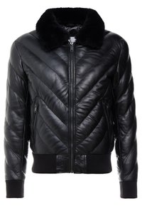 Zwarte leren jas met chevron-stiksel, een faux fur kraag, ritssluitingen en geribde manchetten. Gladde textuur met een getailleerd ontwerp.