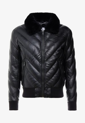 Zwarte leren jas met chevron-stiksel, een faux fur kraag, ritssluitingen en geribde manchetten. Gladde textuur met een getailleerd ontwerp.