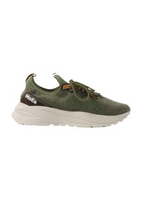 Grønn strikket sneaker med teksturert overdel, brune detaljer og en kraftig hvit såle. Har snøring og en løkkekant bak.