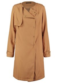 Trench-coat beige boutonné avec épaulettes, sangles de manche réglables et un design slim de longueur moyenne.