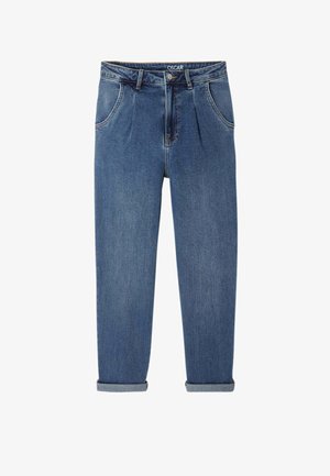Jean en denim bleu avec plis à l'avant, poches latérales, revers roulés, fermeture par bouton et étiquette de marque OSKAR sur la ceinture.