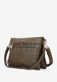 Bolso de mano de piel color verde oliva con patrones geométricos texturizados, herrajes dorados, cierre de cremallera y correa de hombro ajustable.