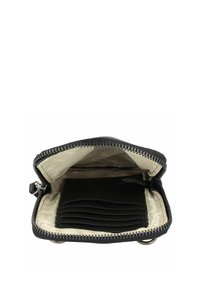 Cartera negra con cremallera y un exterior texturizado. El interior presenta un forro de color claro, múltiples ranuras para tarjetas y un compartimento plano.