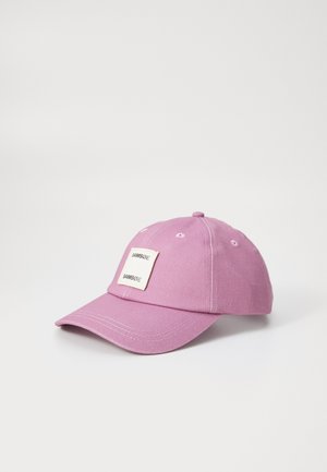 Gorra de algodón rosa con visera curva, que presenta una etiqueta cuadrada con el nombre de la marca cosido en la parte frontal. Cuenta con cinco ojales de ventilación.