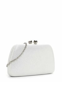 Clutch blanco texturizado con una silueta curva, correa de cadena plateada y cierre metálico tipo beso. Superficie suave con un brillo sutil.