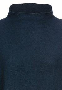 Marineblauw coltrui gemaakt van een gestructureerde knitstof, met een hoge halslijn en een aansluitende snit. Geen zichtbare patronen of accenten.