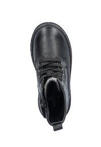 Zwarte leren enkellaars met textuurafwerking, ronde neus en zwarte veters. Zijrits sluiting en een aantreklus aan de achterkant voor eenvoudig aan- en uittrekken.