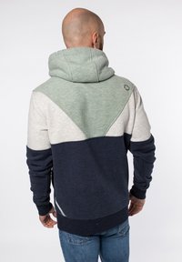 Felpa con cappuccio caratterizzata da un design a blocchi di colore, con sezioni di verde chiaro, grigio e blu navy. Realizzata in tessuto morbido con polsini e orlo a coste.