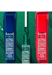 Deux fards à paupières liquides dans un emballage bleu et rouge, présentant des finitions métalliques. Les deux affichent le logo NYX et les détails du produit à l'avant.