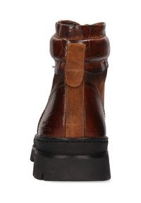 Bota de tobillo de cuero marrón con acabado texturizado, detalles en ante, suela de goma negra y cuello acolchado con tira de sujeción.