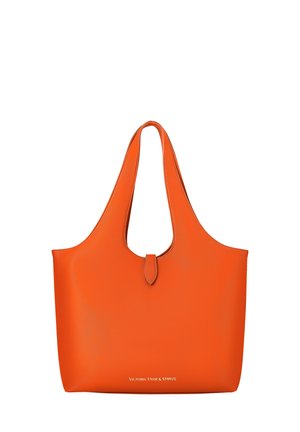 Borsa tote in pelle arancione brillante con manici larghi e una piccola chiusura a linguetta, con il logo "Victoria Hyde & Strive" in oro al centro in basso.