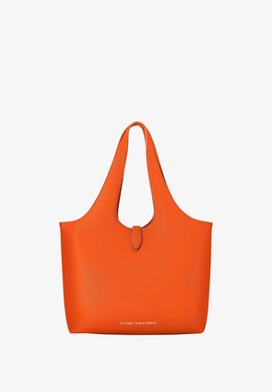 Jasna pomarańczowa skórzana torba typu tote z szerokimi uchwytami i małym zamknięciem na klapkę, z logo „Victoria Hyde & Strive” w złotym kolorze na dole na środku.