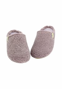 Lila, flauschige Hausschuhe aus einem strukturierten Stoff, mit weitem Eingangsbereich und einem weichen Innenfutter. Mit einem kleinen gelben Akzent in der Nähe der Ferse.