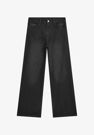 Pantalon en denim noir à jambes larges avec une fermeture à bouton, cinq poches et une texture lisse. Caractérisé par une taille haute et des jambes droites.
