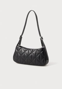 Juodas rankinukas, pagamintas iš antklotės sintetinio odos, su išlenktu pavidalu, reguliuojama petneša ir sidabro spalvos detalėmis.