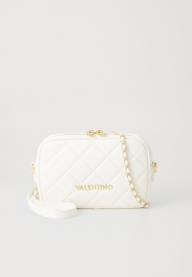 Gestepptes weißes Handtasche mit goldfarbenen Beschlägen, ausgestattet mit einem Kettenriemen und einem Reißverschluss. Die Vorderseite zeigt "VALENTINO" in goldener Schrift.