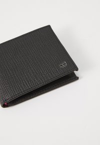 Portofel bifold negru din piele texturată, cu un accent subtil al logo-ului. Prezintă un design compact, cu un interior destinat cardurilor și numerarului.