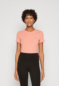 Guess MINI TRIANGLE TEE - Paprasti marškinėliai - peach coral