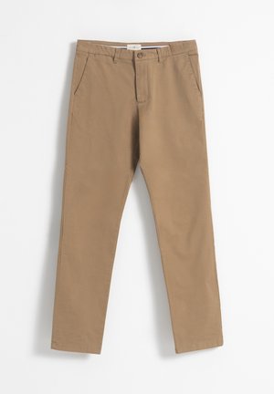 Pantalones chinos de algodón en color marrón claro, con un corte recto, bolsillos laterales y cierre de botón. Textura suave y diseño limpio.