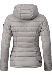 Giacca trapuntata grigia chiara con design aderente, trapuntatura orizzontale, cappuccio integrato e un piccolo logo in pelle marrone vicino all'orlo.
