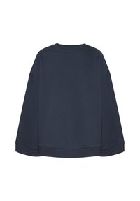 Navy zila oversize sporta krekls ar apaļu kakla izgriezumu, kritušām plecu šuvēm un ribotiem piedurkņu galiem. Gluda tekstūra, bez redzamām rakstu vai metāla detaļām.