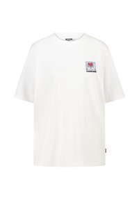 T-shirt en coton blanc à manches courtes, avec un patch graphique coloré représentant un cœur et des mains sur la zone gauche de la poitrine.