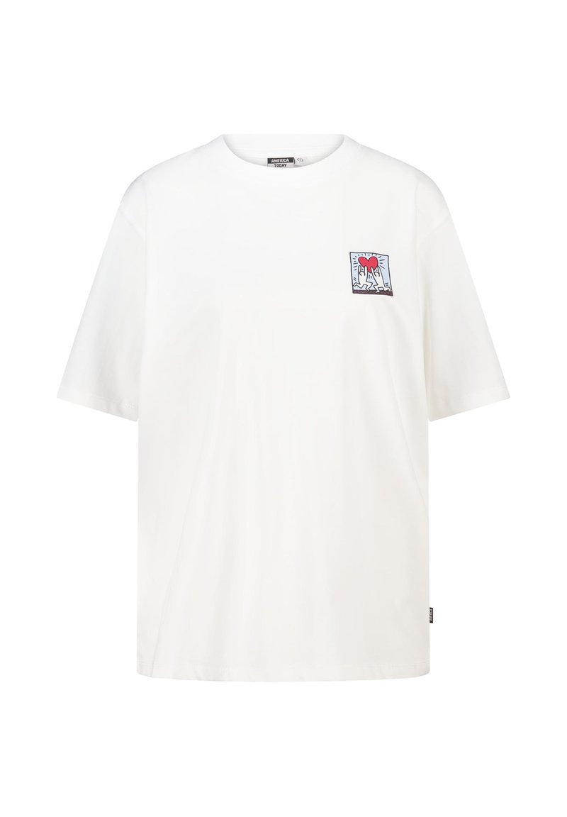 T-shirt en coton blanc à manches courtes, avec un patch graphique coloré représentant un cœur et des mains sur la zone gauche de la poitrine.