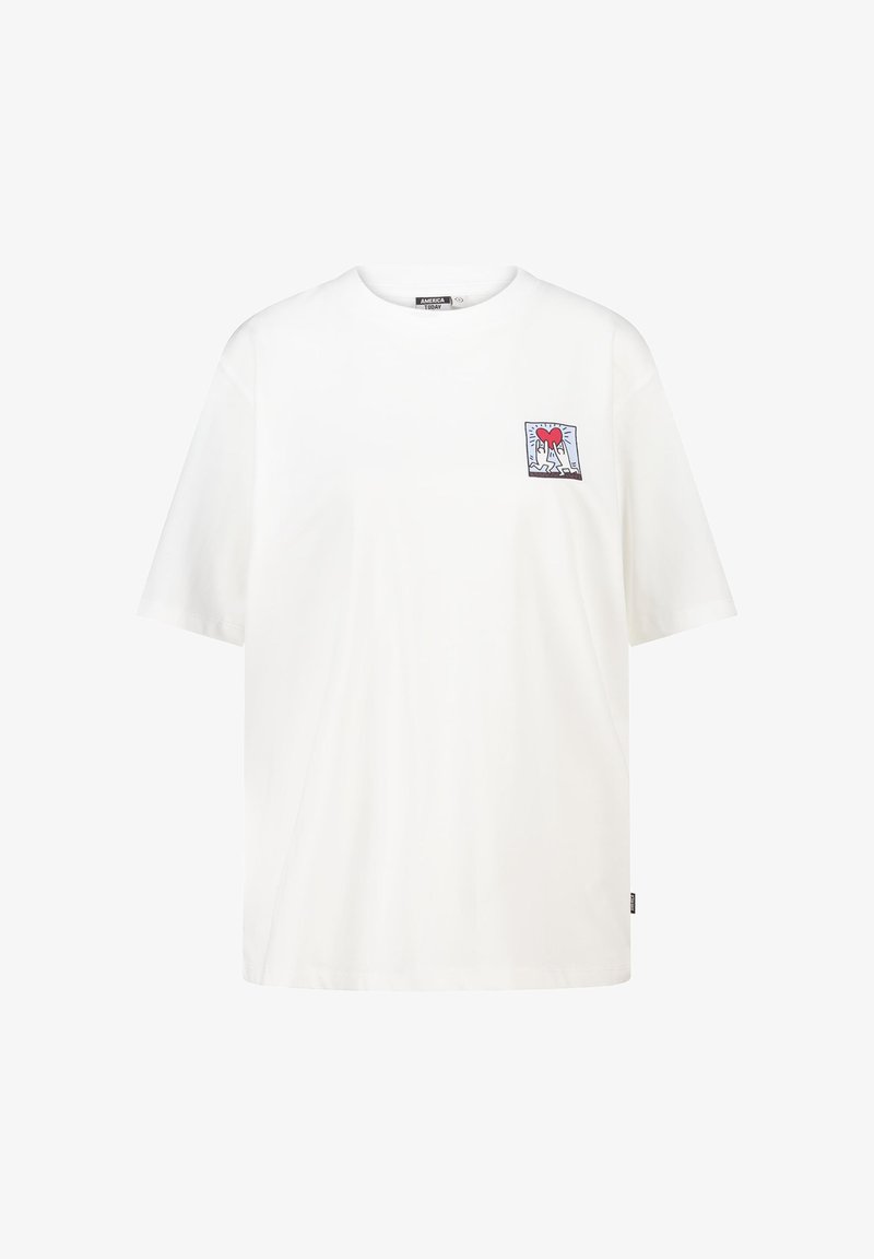 T-shirt en coton blanc à manches courtes, avec un patch graphique coloré représentant un cœur et des mains sur la zone gauche de la poitrine.