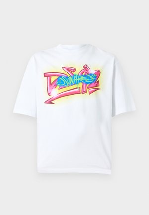 Witte katoenen T-shirt met een grote, levendige graffiti-stijl print in roze, blauw en geel aan de voorkant. Korte mouwen en een losse pasvorm.
