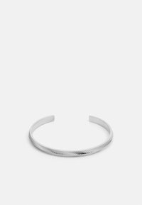 Sølv armring med et slankt design, der har et struktureret diagonalt mønster og glatte kanter, lavet af poleret metal.