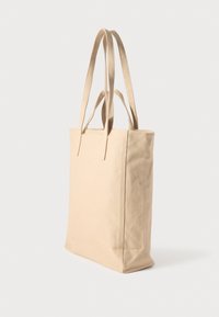 Drobės rankinė smėlio spalvos, su ilgomis rankenomis, stačiakampio formos ir siūtais detalėmis šonuose bei apačioje.