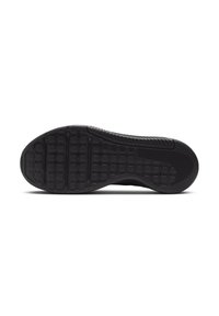 Schwarze Sneaker-Sohle mit strukturiertem Gummiprofil, das eine Kombination aus glatten und gerippten Oberflächen für besseren Halt bietet.